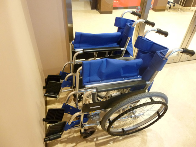 車椅子は2台あります。院内すべての部屋は車椅子で移動出来るスペースになっています。